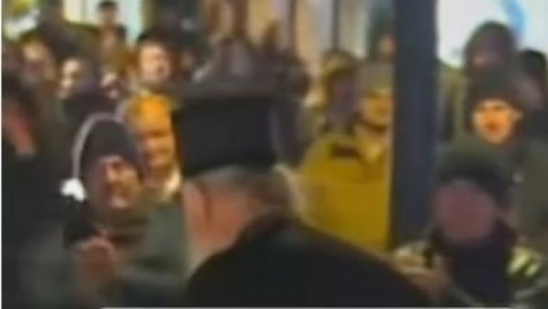 ГАМАД: Блокадери напали црквене великодостојнике у Новом Саду (ВИДЕО)