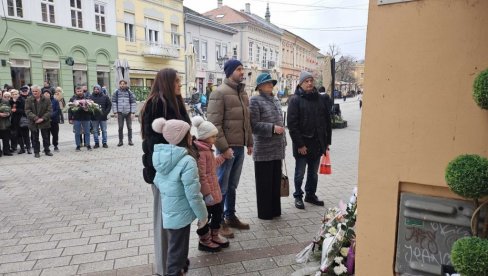 CVEĆE ISPRED SPOMEN PLOČE: Obleženo 18 godina od tragičnog požara u novosadskom kafiću Laundž