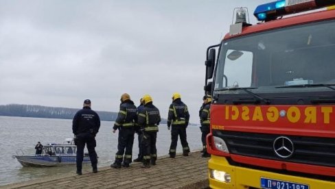 PRVE SLIKE I SNIMCI SA LICA MESTA: Auto sleteo u reku na Adi Huji (VIDEO)