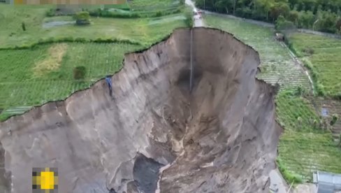 Рупа од 3 хектара прогутала њиве! Пољопривредници у страху (ВИДЕО)
