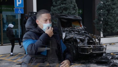 ПОКУШАО ДА ИЗНУДИ НОВАЦ, ПА ЗАПАЛИО АУТО БАКИ ПРАСЕТУ: Огласио се МУП о хапшењу младића (23)