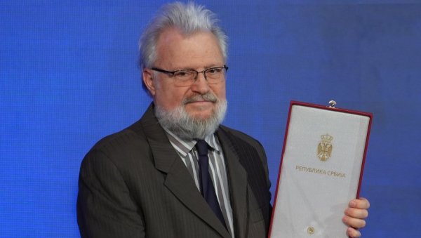 ЈАВНО ПОЛАГАЊЕ РАЧУНА> Песник  Драган Станић поносан на Сретењски орден који је добио