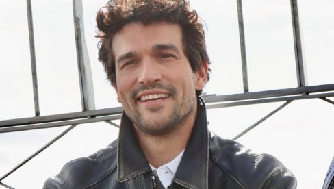 БИВШИ МАНЕКЕН ГЛУМИ КЕНЕДИЈЕВОГ СИНА У ХИТ СЕРИЈИ, ЖЕНЕ НЕ МОГУ ДА ГА СЕ НАГЛЕДАЈУ: Ко је Пол Ентони Кели?