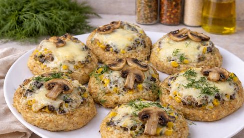 ПИЛЕЋА ГНЕЗДА СА ПЕЧУРКАМА У КУКУРУЗОМ: Сочан ручак из рерне