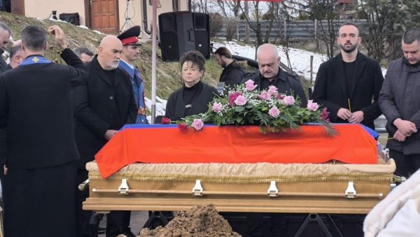 КРСТ НА ЧЕЛУ ПОВОРКЕ НОСИО УНУК: Сахрањена Љиљана Зелен Караџић (ФОТО/ВИДЕО)