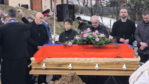 КРСТ НА ЧЕЛУ ПОВОРКЕ НОСИО УНУК: Сахрањена Љиљана Зелен Караџић (ФОТО/ВИДЕО)
