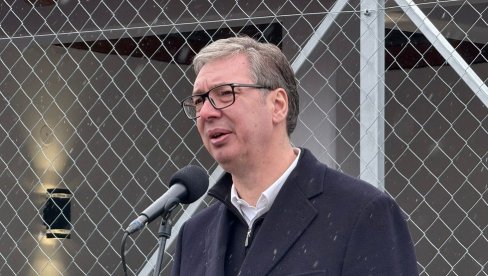 BIĆE ZNAČAJNOG POVEĆANJA PLATA I PENZIJA Vučić u Klokočevcu razgovara sa narodom i obilazi crkvu (VIDEO)