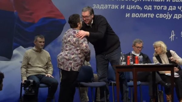 ЖЕНА ПРЕШЛА 500 КИЛОМЕТАРА ДА СЕ СЛИКА С ВУЧИЋЕМ: Председник одмах реаговао кад је чуо жељу њене ћерке (ФОТО)