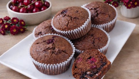 ЧОКО-ВИШЊА МАФИНИ: Мекани, сочни и пуни комадића чоколаде