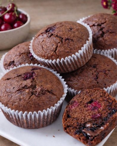 ЧОКО-ВИШЊА МАФИНИ: Мекани, сочни и пуни комадића чоколаде