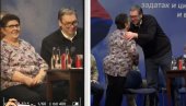 СИНИША, ДАЈ СТОЛИЦУ, ДА СЕДНЕ ГОСПОЂА ПОРЕД МЕНЕ Прешла 500 километара само да види Вучића и да се слика с њим (ФОТО/ВИДЕО)