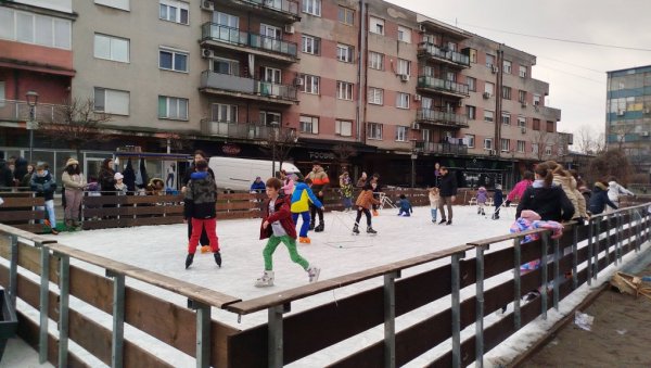 ВЕСЕЛО НА ПАРАЋИНСКОМ КЛИЗАЛИШТУ: Зимска радост за све генерације (ФОТО)
