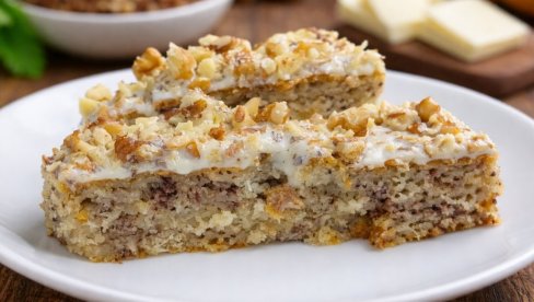 POSNI KOLAČ SA BANANOM I BELOM ČOKOLADOM: Mekan, sočan i neodoljiv