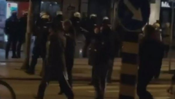 БЛОКАДЕРИ РУШЕ ГРАНИЦЕ СОПСТВЕНЕ ЛУДОСТИ: Стројеви корак и фашистички поздрав (ВИДЕО)