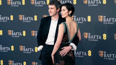 IRAC KOGA ŽENE OBOŽAVAJU POKAZAO DEVOJKU: Par po prvi put zajedno na crvenom tepihu (FOTO)