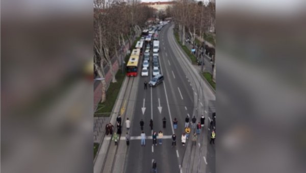 ЕВО ЧИМЕ СЕ ПОНОСЕ САВО МАНОЈЛОВИЋ И ЊЕГОВА ПАРТИЈИЦА: Десетак идиота уништава животе целом граду (ВИДЕО)