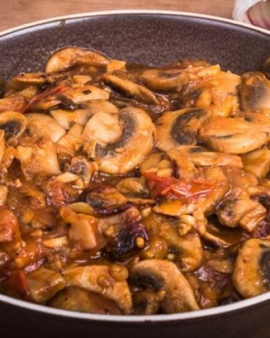 РЕЦЕПТ ЗА ПОСНИ ГУЛАШ НА ВОДИ: Преукусно јело које се спрема само 40 минута