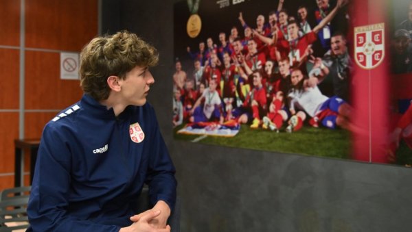 ХОЋУ ДА ПОСТАНЕМ СРБИН 100%! Ђанфилипо Матераци обукао дрес Србије и поручио: Ех, да ме прабаба сада види!