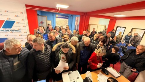 НЕЗАПАМЋЕНА ГУЖВА У ЛУЧАНИМА: Прикупљање потписа за СНС листу у току - грађани само пристижу (ВИДЕО)