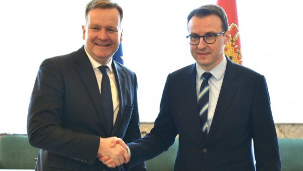 УГРОЖАВАЈУ ВИШЕ ОД ДЕСЕТ ХИЉАДА СРБА: Петар Петковић са специјалним посредником ЕУ за дијалог Београда и Приштине