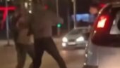 BRUTALNA TUČA NASRED BULEVARA: Dvojica muškaraca se pesniče i šutiraju, dok oko njih prolaze automobili (VIDEO)