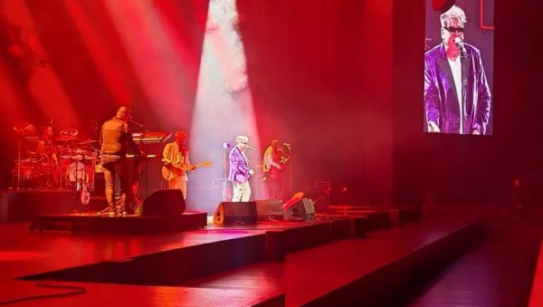 ПОСЛЕ БЕОГРАДА И НОВИ САД: Црвена јабука окупља генерације за нова сећања (ФОТО)