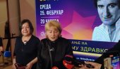 УДОВИЦА ГОЦА И ЋЕРКА ЖАКЛИНА ЧУВАЈУ УСПОМЕНУ НА ТОМУ: Породица ужива на концерту уз сузе и аплауз на Здравковићеве песме (ФОТО)