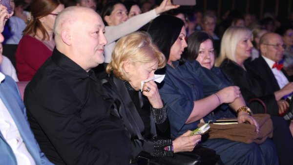 НАЈЕМОТИВНИЈИ МОМЕНАТ НА КОНЦЕРТУ ПОСВЕЋЕНОМ ТОМИ ЗДРАВКОВИЋУ: Удовица и ћерка грцале у сузама (ФОТО)