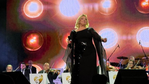 ОМАЖ СИЛВАНИ АРМЕНУЛИЋ: На концерту посвећеном Томи Здравковићу, публика у сузама (ФОТО/ВИДЕО)