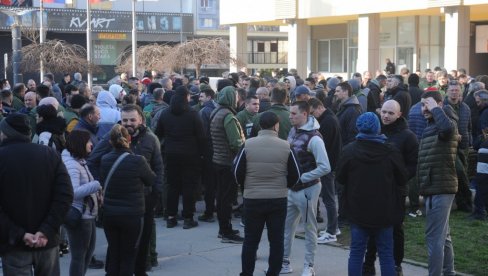 TRAŽE SVOJE PLATE: Štrajk radnika kraljevačkog preduzeća za proizvodnju nameštaja „GIR“