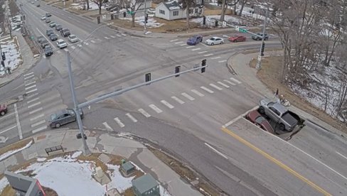 AUTOMOBILI PROPALI KROZ ASFALT: Čekali semafor na raskrsnici, pa se ispod njih stvorila rupa (VIDEO)