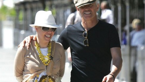 SLAVNI REDITELJ IMA BRAK KOJI ŠOKIRA: Žive odvojenim životima, ne spavaju zajedno, a upoznali se dok je on bio nag u peškiru sa prijateljem