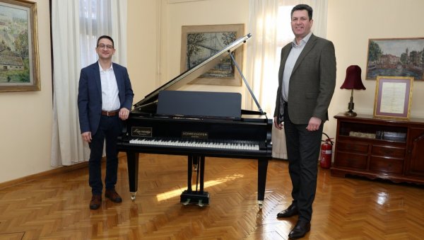 НА ЊЕМУ ЋЕ СВИРАТИ НАЈБОЉИ МЛАДИ МУЗИЧАРИ:  Град Шабац купио полуконцертни клавир који је био у власништву Михаила Вукдраговића