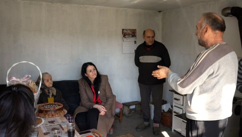 NA ROĐENDANU KOD BAKE STAJKE (92): Gradonačelnica Loznice Dragana Lukić obradovala vremešnu sugrađanku