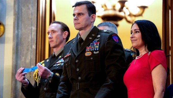 ОДЛИКОВАН ПИЛОТ КОЈИ ЈЕ УЧЕСТВОВАО У ХАПШЕЊУ МАДУРА: Трамп му доделио Медаљу части у Конгресу