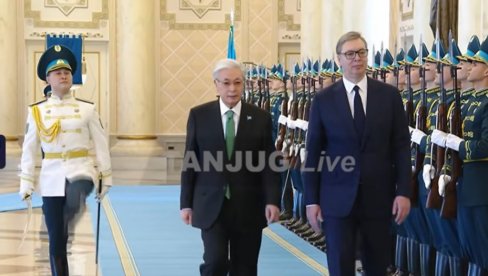 ВУЧИЋ У АСТАНИ: Свечани дочек председника Србије