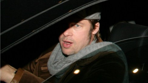 ЈОШ ЈЕДАН СИН АНЂЕЛИНЕ СЕ ОДРЕКАО ОЧЕВОГ ПРЕЗИМЕНА: Једно по једно дете му окреће леђа док мајку обожавају