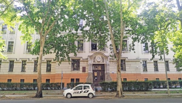 СРЕДЊОШКОЛАЦ ПРЕТУЧЕН У ШКОЛСКОМ ДВОРИШТУ: Инцидент у Електротехничкој школи Михајло Пупин у Новом Саду