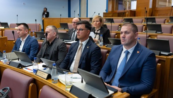 УМЕСТО РАСПРАВЕ - ХАОС: У Скупштини Црне Горе дан протекао у знаку инцидента у режији опозиције