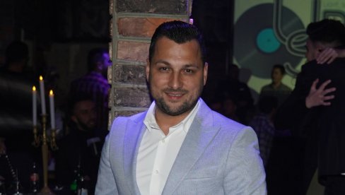 ПЉУШТЕ ЧЕСТИТКЕ: Певач добио ШЕСТО дете - за сину дали моћно име