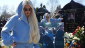 ДИВА СЕ СЛОМИЛА НА САШИНОМ ГРОБУ: Карлеуша скрхана болом, пала Сузани у наручје (ФОТО/ВИДЕО)