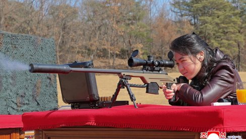 БУДУЋА ЛИДЕРКА СЕВЕРНЕ КОРЕЈЕ: Кимова ћерка показала завидну вештину руковања оружјем - наследница пуцала из снајпера (ФОТО)