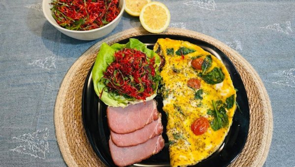 МИРИСНИ ОМЛЕТ СА ЧЕРИЈЕМ И СПАНАЋЕМ: Брзо, здраво и пуно укуса