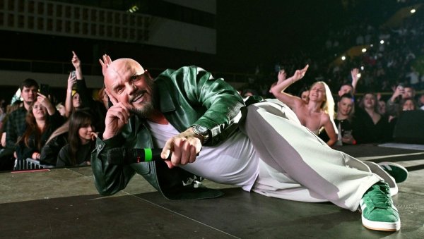 ОВО СЕ ДО САДА НИЈЕ ВИДЕЛО: На концерту Бобана Рајовића у Сплиту било опсадно стање, али је приредио спектакл после 10 година (ФОТО)