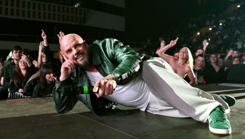 ОВО СЕ ДО САДА НИЈЕ ВИДЕЛО: На концерту Бобана Рајовића у Сплиту било опсадно стање, али је приредио спектакл после 10 година (ФОТО)