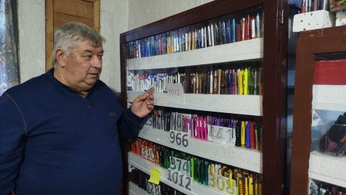 УЧА КОЛЕКЦИОНАР ДУПЛИРАО ЗБИРКУ: Параћинац Синиша Танић сакупио 14.500 хемијских оловака (ФОТО)