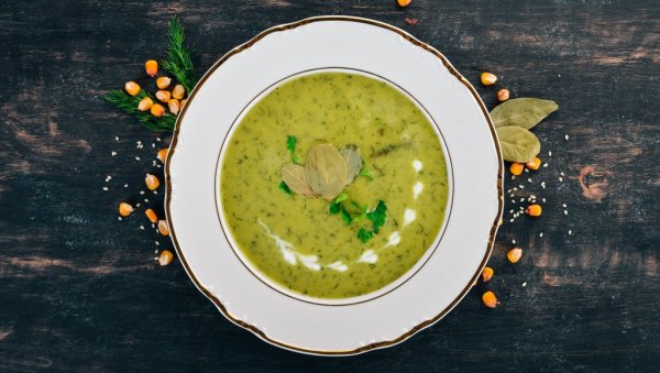 ЗЕЛЕНА И КРЕМАСТА: Чорба са тиквицама