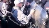 BLOKADERI GURAJU OSOBE SA INVALIDITETOM PRED POLICIJU: Haos na protestu, čovek u kolicima u prvom redu (VIDEO)