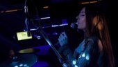 БУЈИЦА ЕМОЦИЈА: Катарина Живковић са девојком из публике лила сузе, док је први пут уживо певала своју баладу Порок (ФОТО)