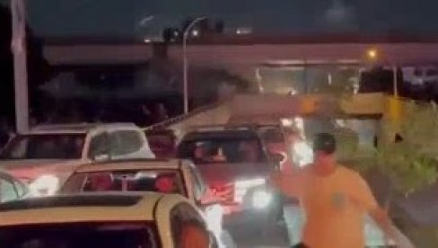 УДАР НА АГРЕСОРА: Народ јуриша на америчку амбасаду (ВИДЕО)